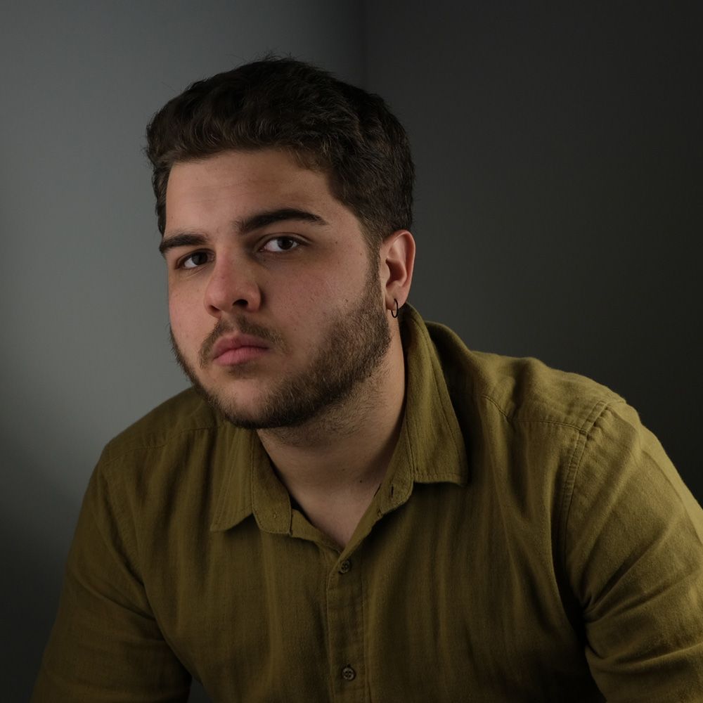 Homem branco de barba rala