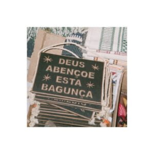 Placa escrita "Deus Abençoe esta Bagunça". De Luisa Machado para Ingrid Limaverde