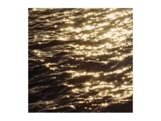 Foto de ondas refletindo a luz do sol. De Luísa Machado. Ilustra poemas de Bruno Oggione Bernal