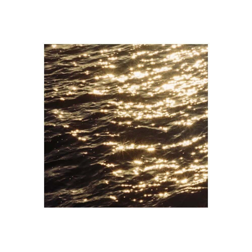 Foto de ondas refletindo a luz do sol. De Luísa Machado. Ilustra poemas de Bruno Oggione Bernal