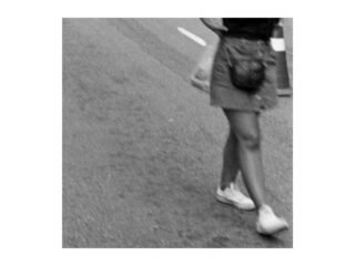 Mulher recortada caminhando. Foto de Luísa Machado para poema de Lorena Grisi