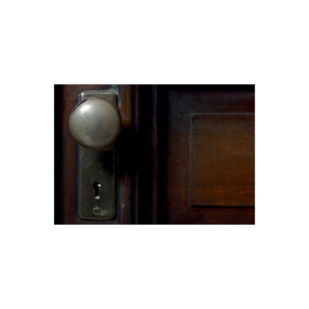 Cena de O segredo dos seus olhos de uma porta fechada. Ilustra crítica de cinema de Gustavo Duarte