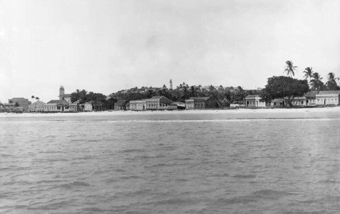 Foto em preto e branco da Av. da Paz, em Maceió, em 1932, tirada da perspectiva de quem a observa de um barco no mar.